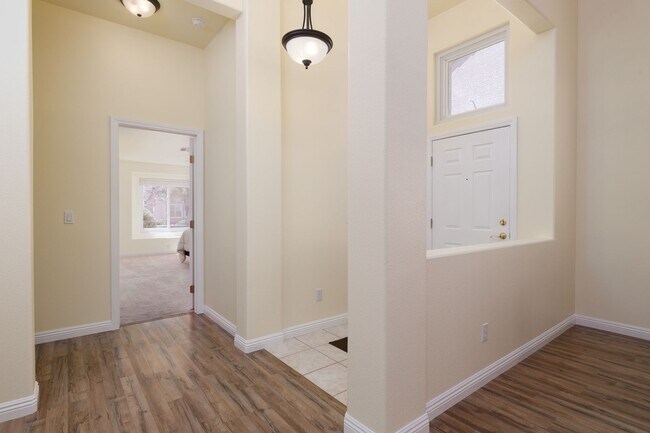 Foto del edificio - Beautiful 2-Bedroom Townhome in Sunset Green!
