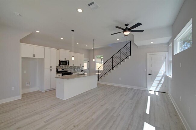 Foto del edificio - 6002 Carnation Terrace