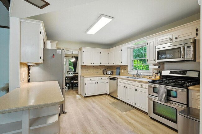 Foto del edificio - 1421 Lynn Rd