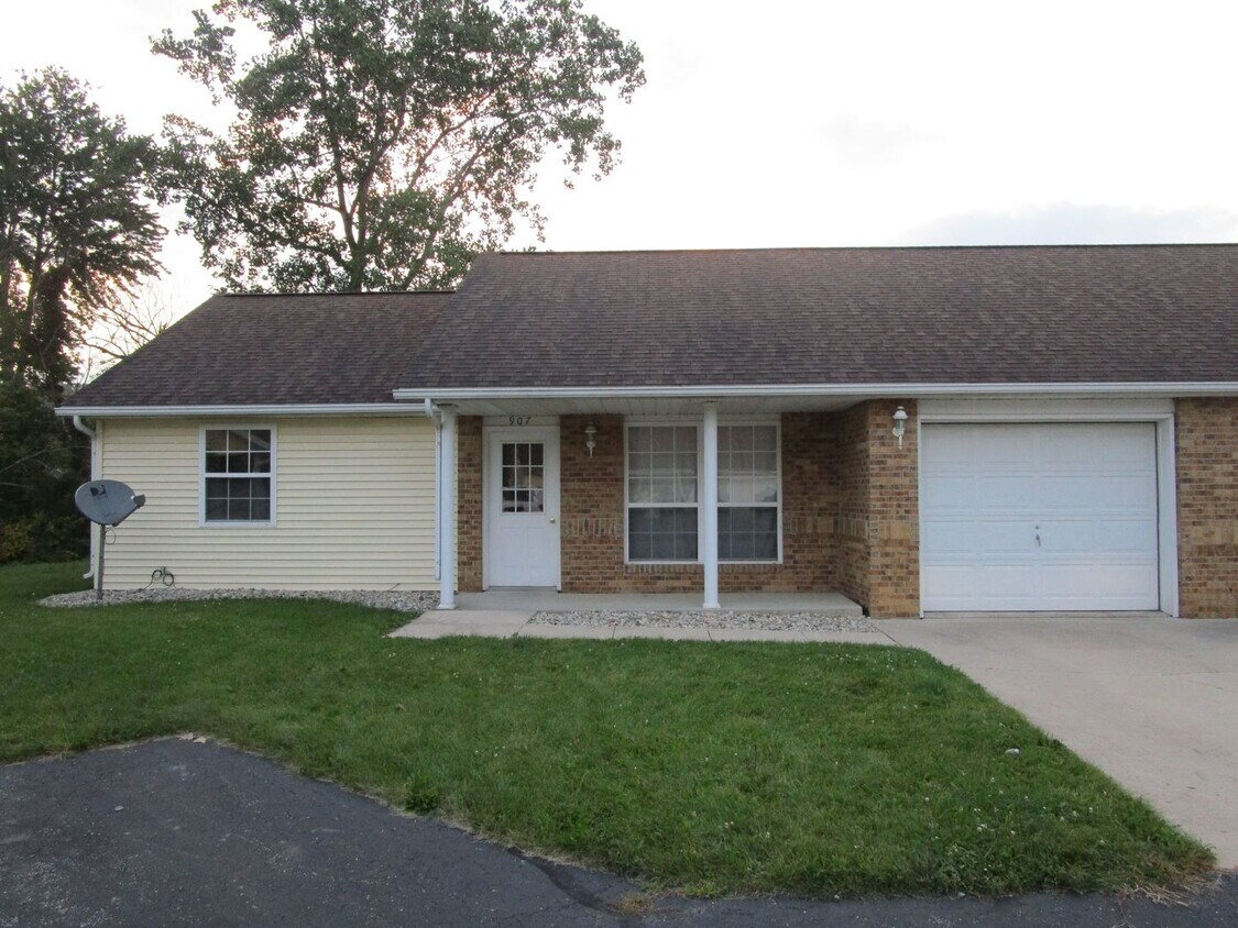 Primary Photo - New Listing! @ 2 bd/1bath with attached ga...