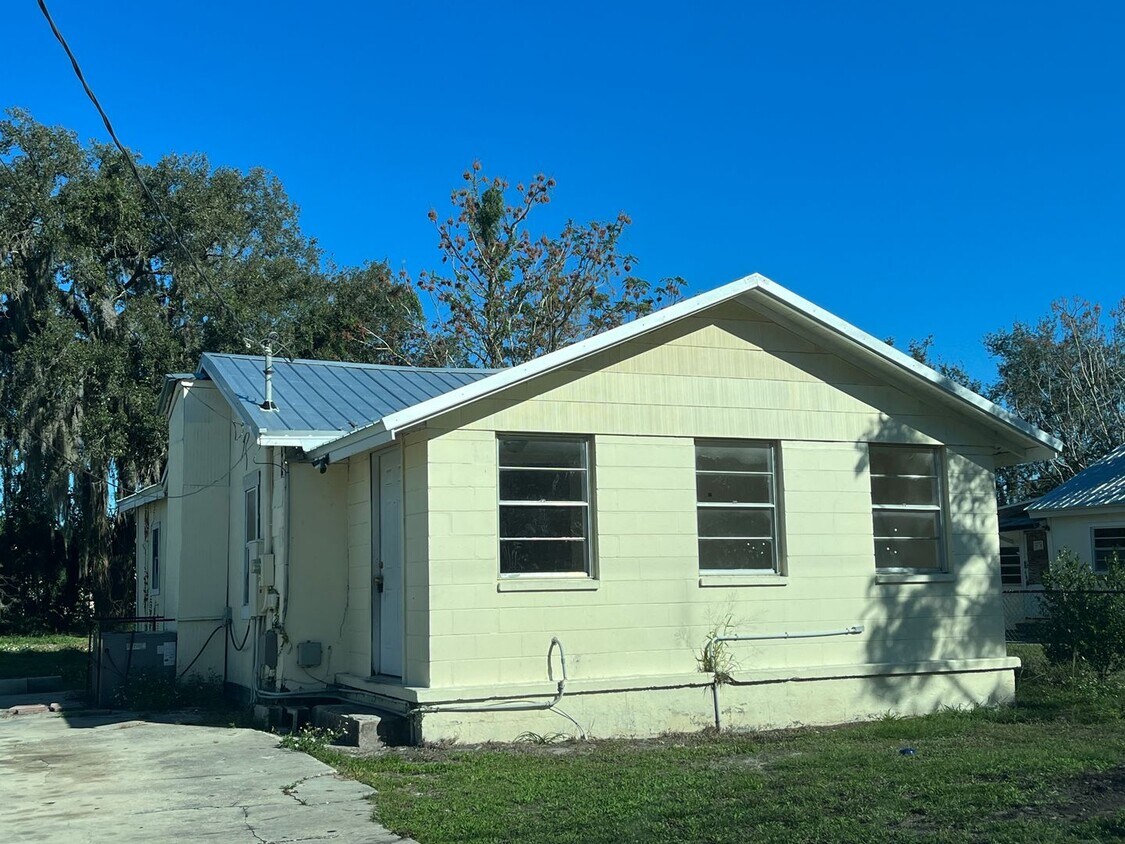 Primary Photo - SPACIOUS 3BR/2BA Home with Laminate Wood F...