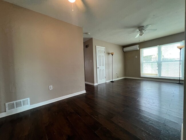 Foto del edificio - $1,450 ** Annual Lease ** 2 Bedroom / 1 Ba...