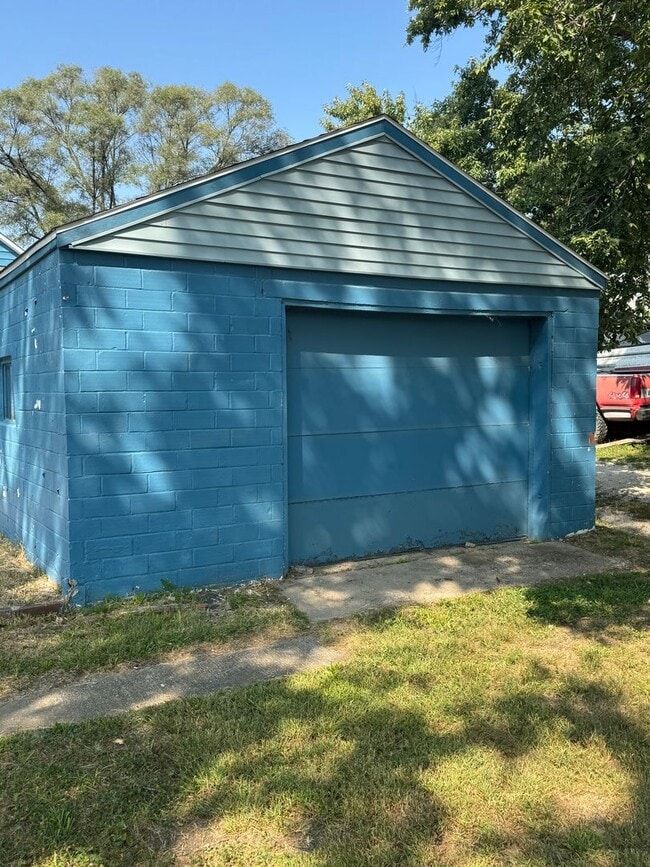 Building Photo - Nice affordable single family home with ga...