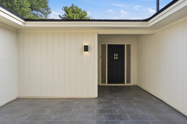 Foto del edificio - "Charming 4-Bed Oasis with Fireplace in Lubbock - 2 Full Baths & Spacious 2460 Sq Ft!"