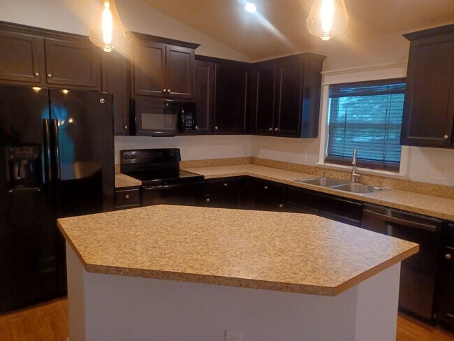 Foto del edificio - Spacious, Newly Remodeled  3 bedroom, 2 bathroom screened lanai GREAT LOCATION