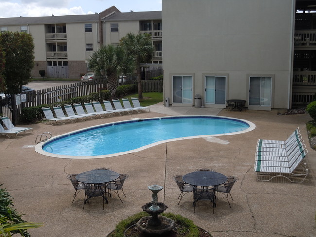 Building Photo - Metairie Lake Apartments