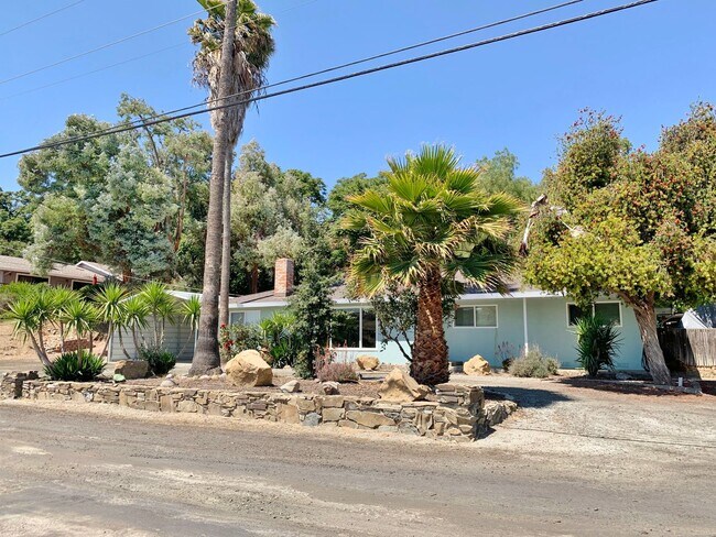 Foto del edificio - Single Story Country Home in Tres Pinos, Ca