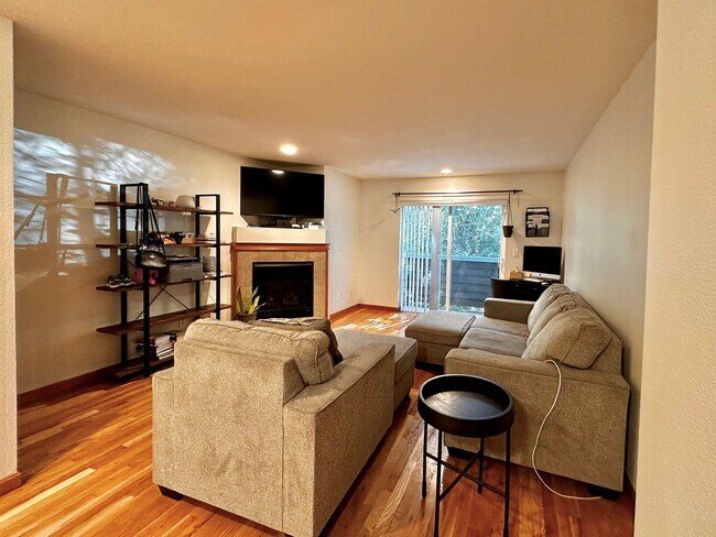 Foto del edificio - Modern 3BR | 2.5BA Townhome with Private T...