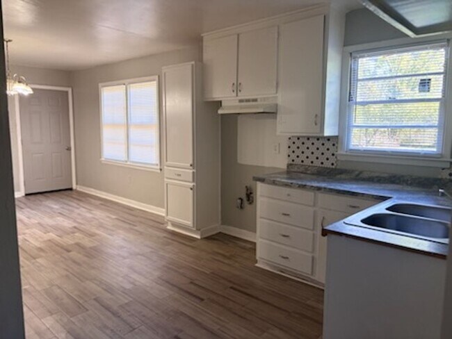 Building Photo - 2710 Teresa Dr
