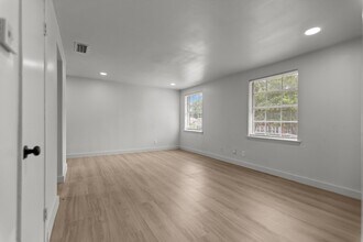 Building Photo - 515 W Houston St