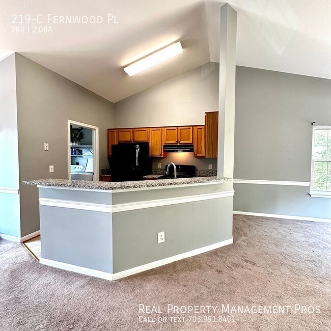 Foto del edificio - Elegant Condo with Cathedral Ceilings in P...