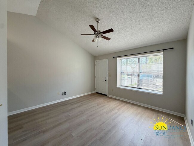 Foto del edificio - 1 Bedroom Cottage-Style Townhouse In Fort Walton Beach!