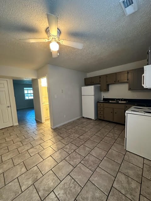 Foto del edificio - 400 Douglas Dr