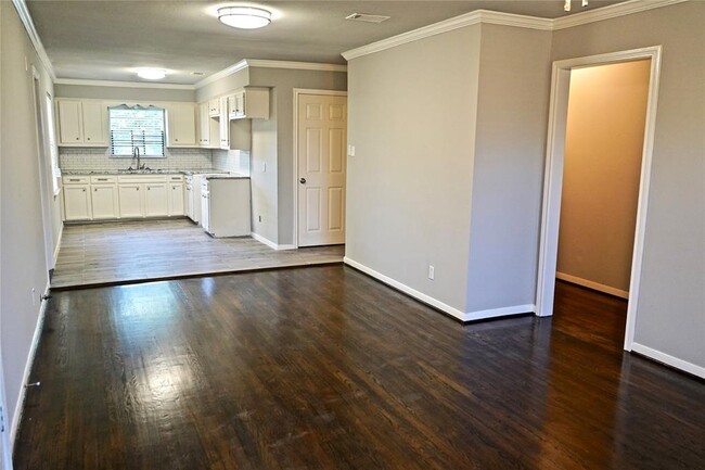 Building Photo - 2822 Almeda Plaza Dr