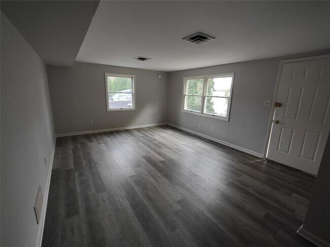 Building Photo - 118 E Hillcrest Ln