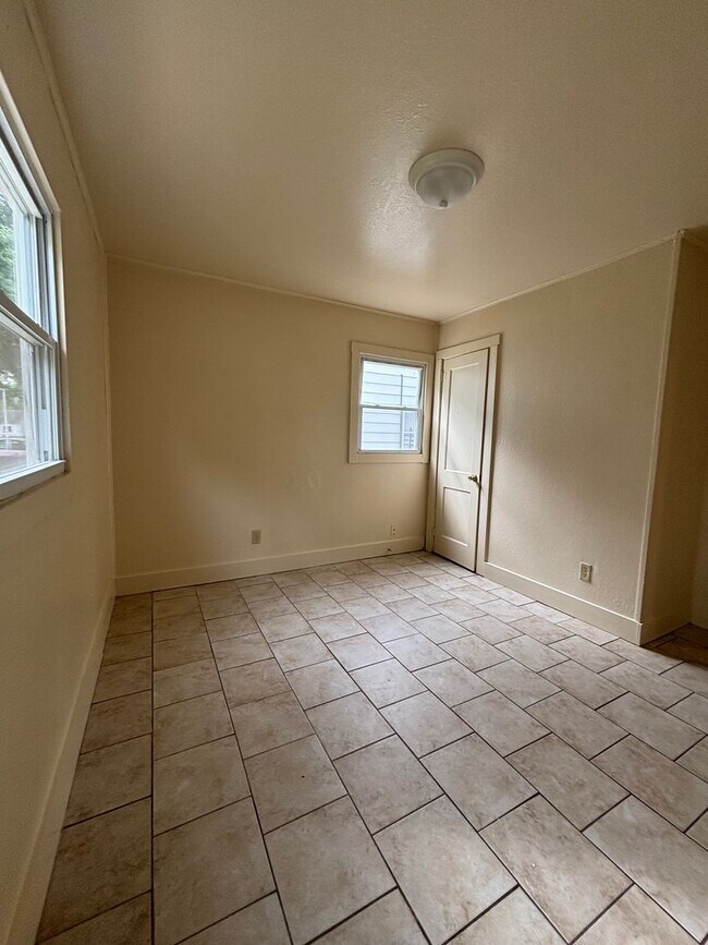 Foto del edificio - AFFORDABLE 2BR SINGLE FAMILY HOME, HARD SURFACE FLOORS, STAIR LESS, SIDE DRIVE, GARAGE