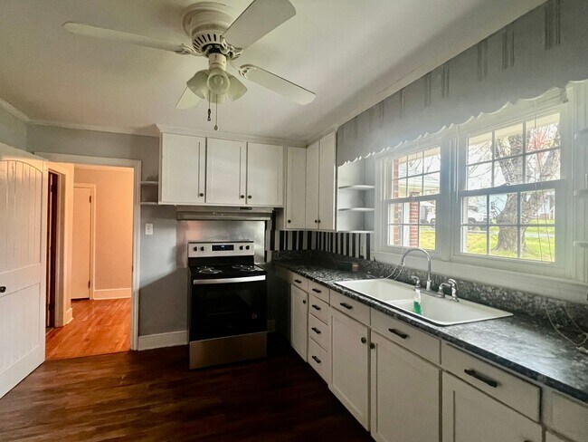 Building Photo - Three bedroom, 1.5 bath house in Mebane