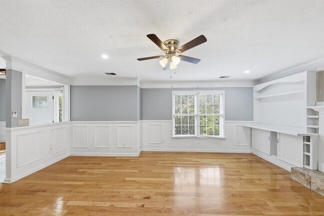 Foto del edificio - 310 Crescentview Ct