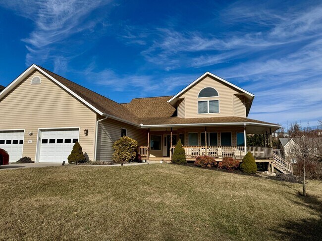 Foto del edificio - Spacious Two-Story Home in Blacksburg
