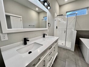 Building Photo - 6712 Parker Oaks Ln