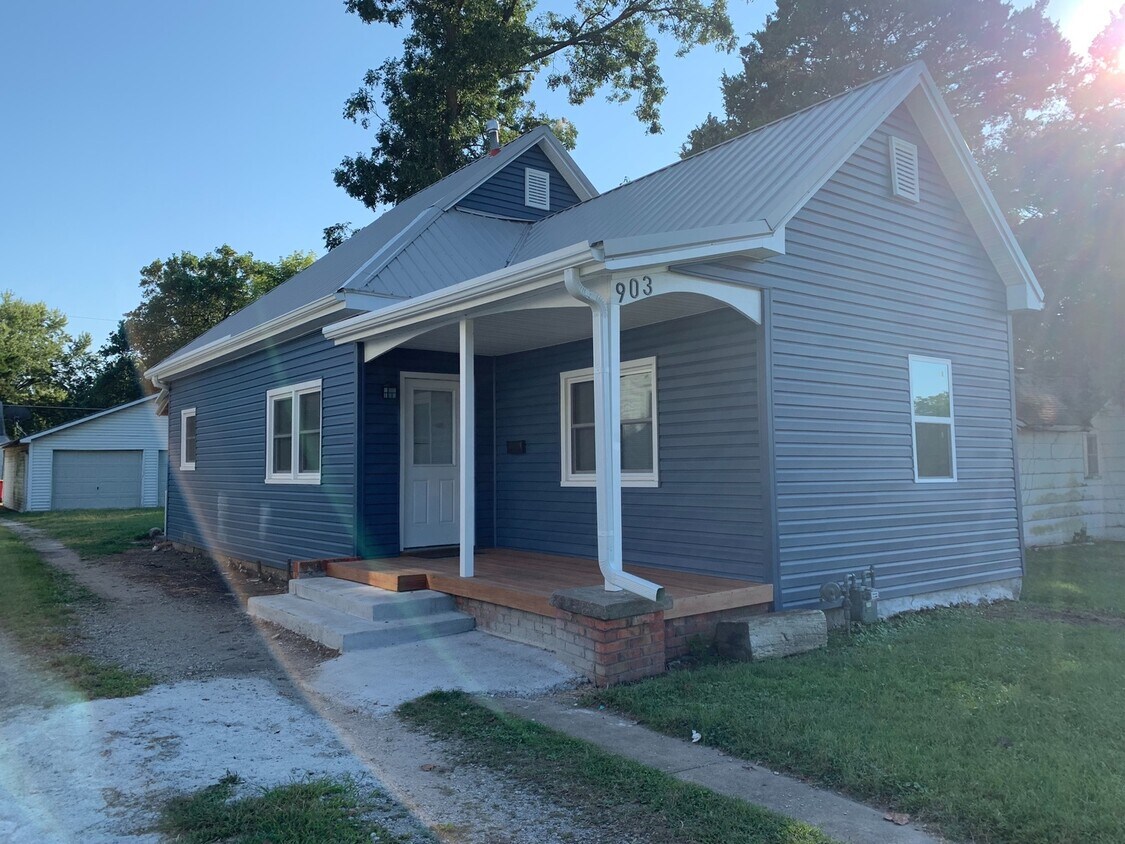 Primary Photo - 3 bedroom 1.5 bath with large 2 car garage...