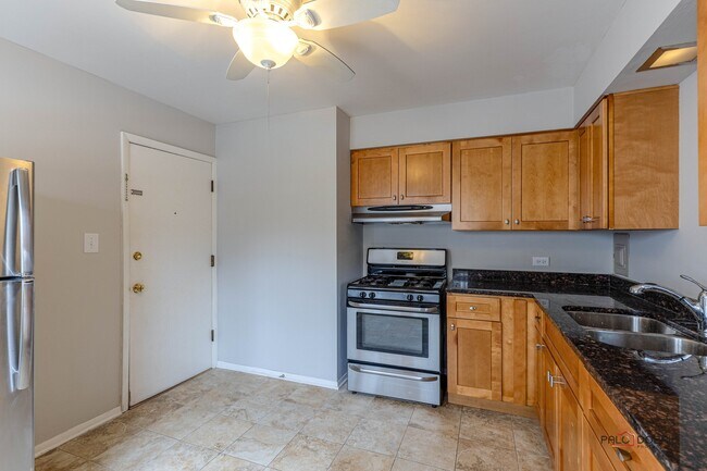 Kitchen - 207 E Palatine Rd