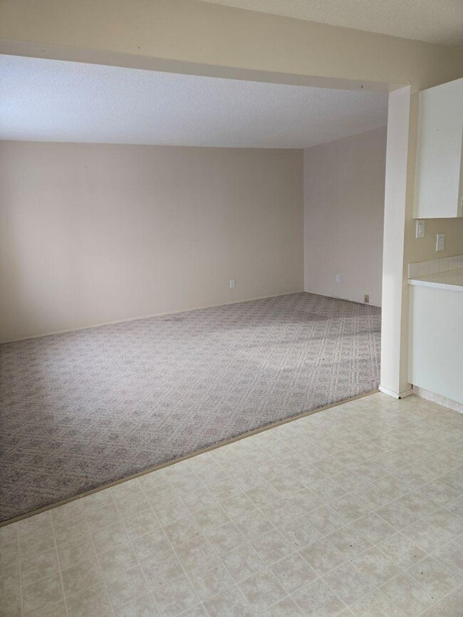 Building Photo - 4507-244 44 Ave