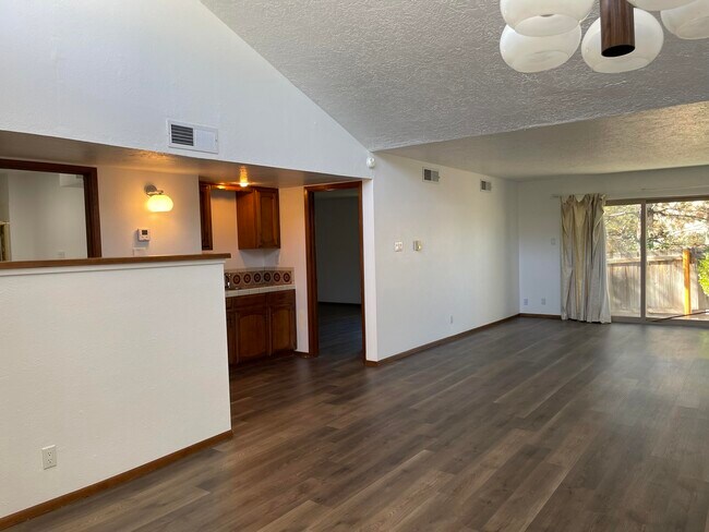 Building Photo - 830 Live Oak Rd NE