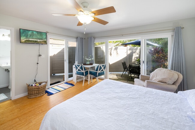 TV and foldable table - 811 N Kalaheo Ave