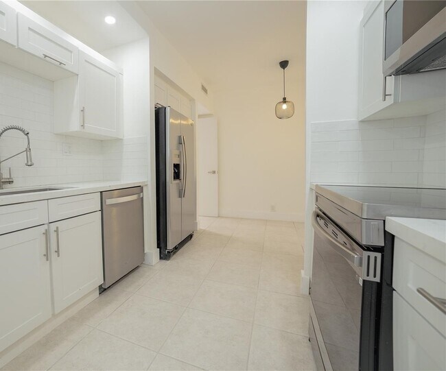Building Photo - 141 Crandon Blvd