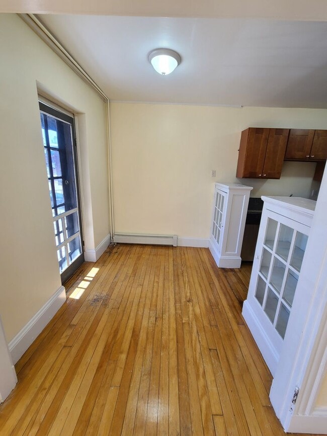 Building Photo - 1Br/1Bth, Available Sep. 1, 2026. Great location!  H/HW included! Laundry in building.