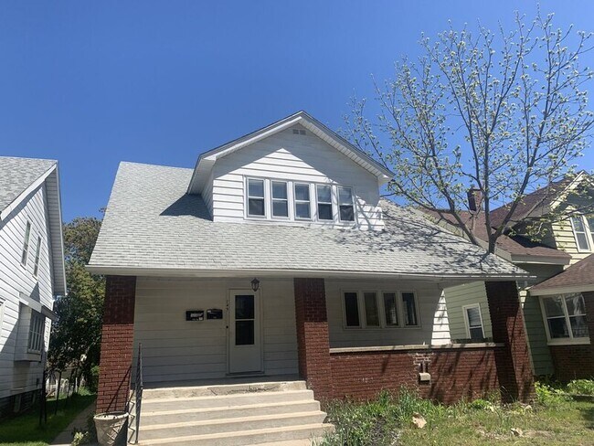 Building Photo - 745 Lyon St NE