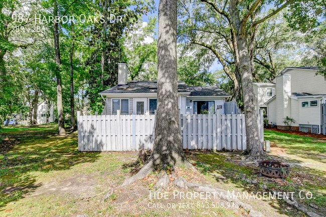 Building Photo - 987 Harbor Oaks Dr