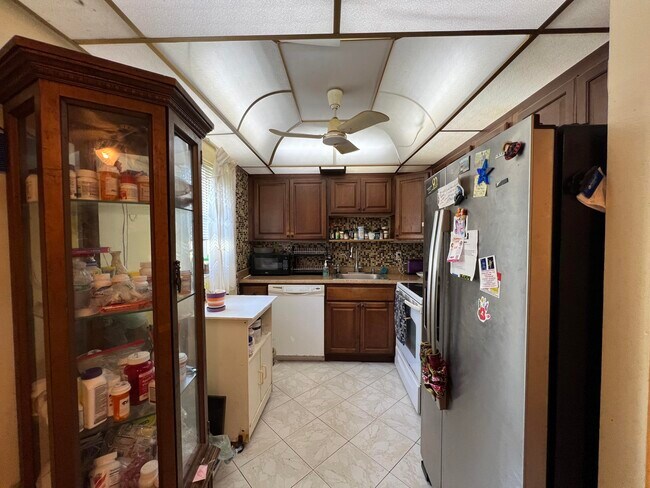Foto del edificio - 345 Brittany Ave