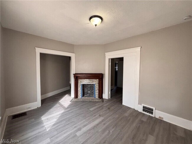 Foto del edificio - 7411 Cornelia Ave