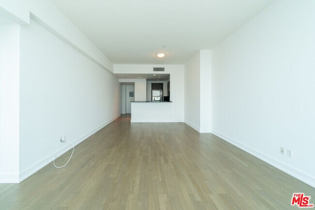Building Photo - 900 W Olympic Blvd