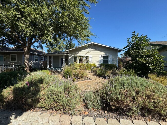Building Photo - 2 bedroom |1 bathroom | Charming West Taho...