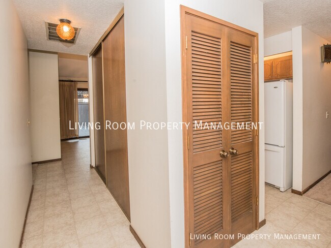 Building Photo - Lovely One-Level Ranch with Private and Co...