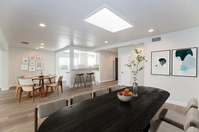 Foto del edificio - Stunning 3BD/3BA W/ Large Backyard | Prime...