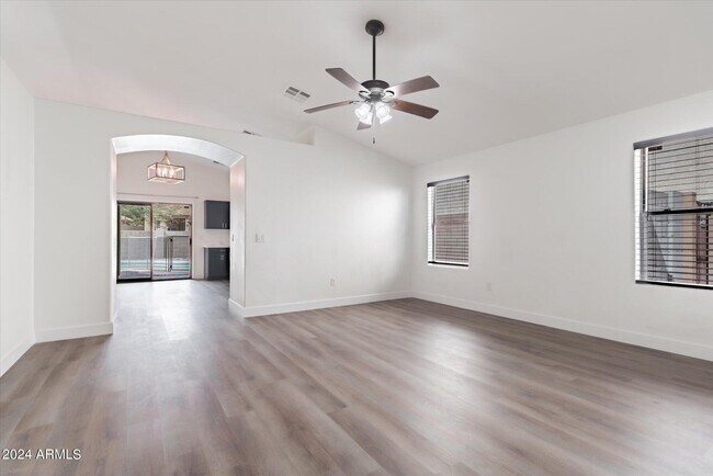 Foto del edificio - 24112 W Desert Bloom St