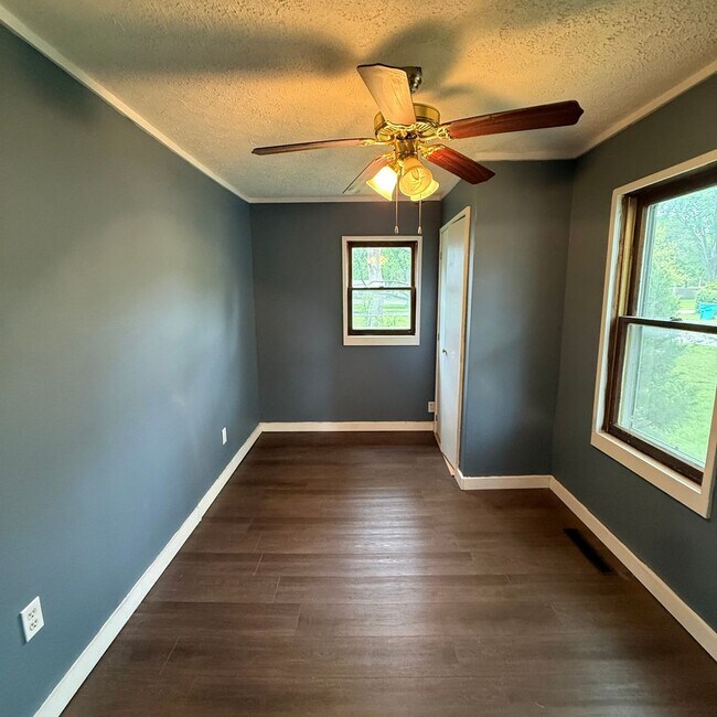 Foto del edificio - 3 bedroom 1 bath Bungalow with Large fenced in back yard available now.