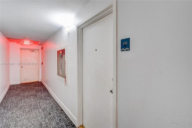 Foto del edificio - 2350 NE 135th St