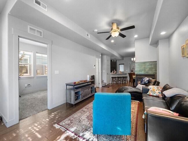 Building Photo - Beautiful 3 Bed 2.5 Bath Townhome