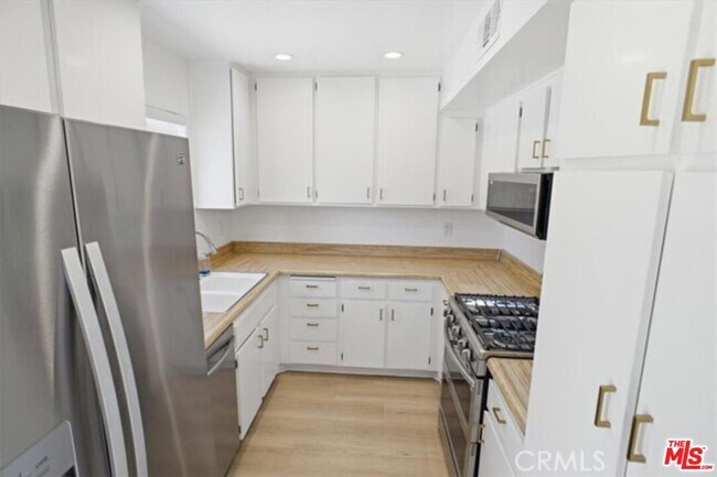 Building Photo - 10566 Sunland Blvd