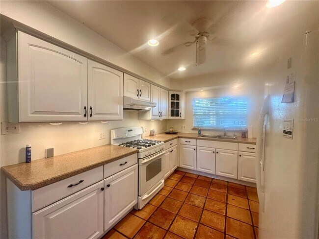 Building Photo - 1105 N Lake Otis Dr SE