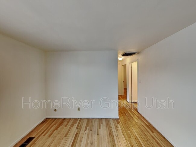 Building Photo - 801 S McClelland St