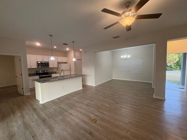 Building Photo - Spacious 3/2/2