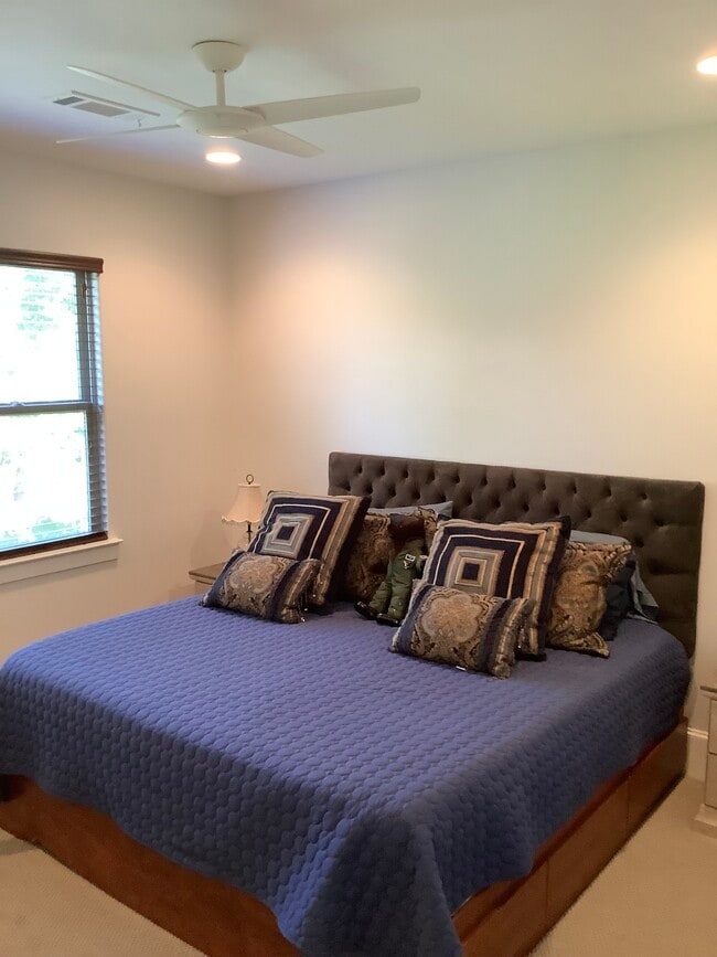 2nd level guest bedroom with Jack & Jill full bath - 609 Aqua Dr