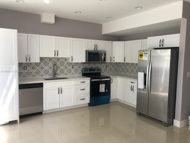 Building Photo - 1041 NE 30th Ave