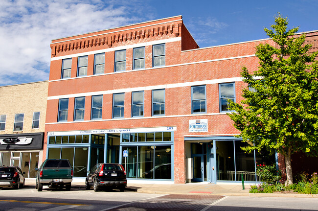 Building Photo - 203 W Commercial St